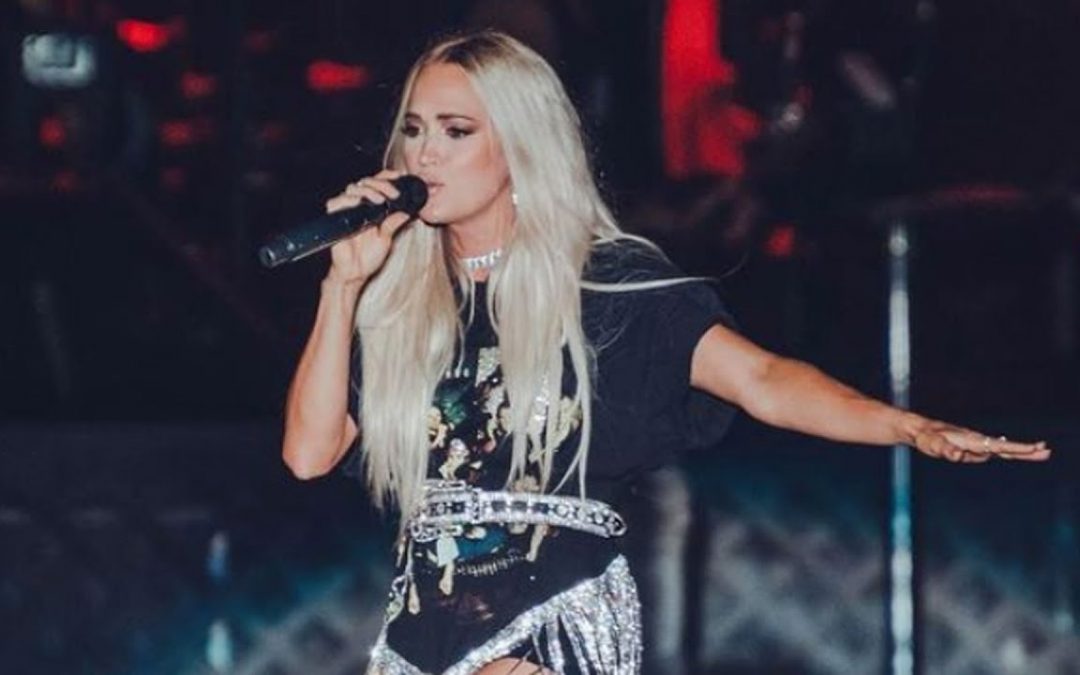 Carrie Underwood Falls On Stage During Performance